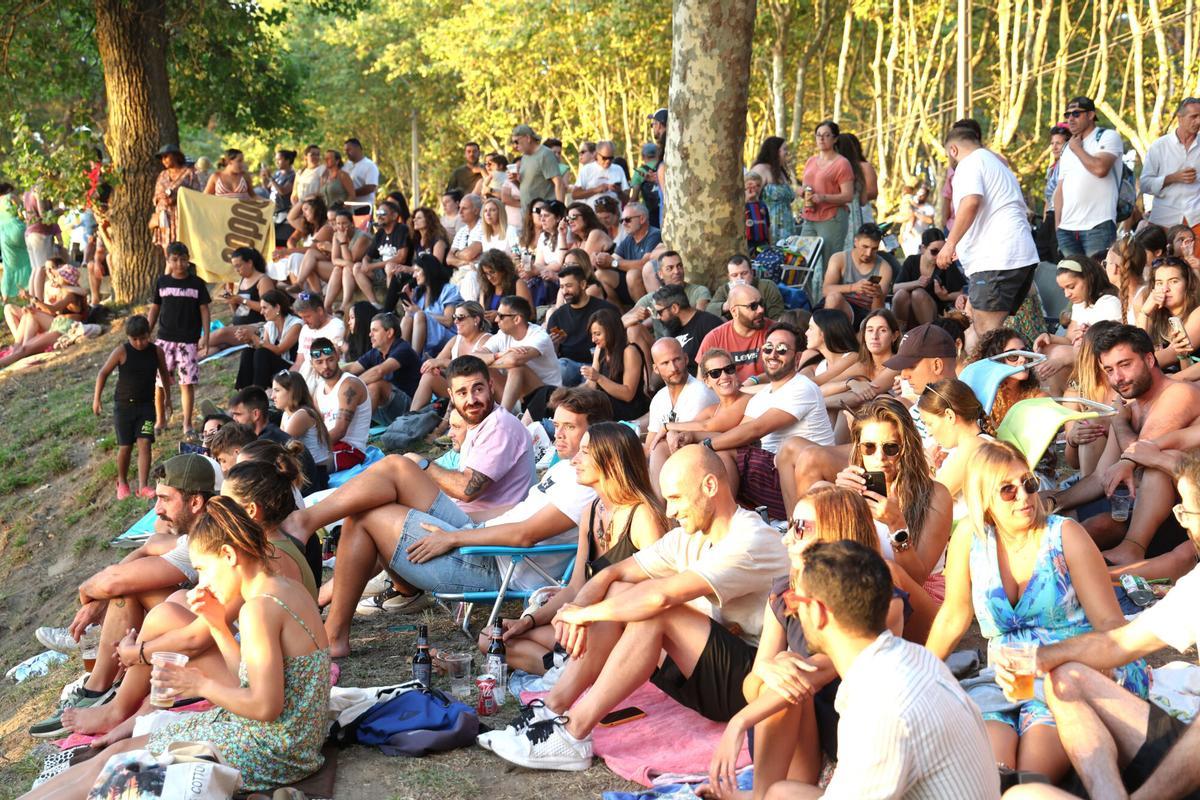 CLIENTES DISFRUTANDO DE LA MUSICA EN DIRECTO CON LA ACTUACION DEL GRUPO "DEMASIADAS SOMBRAS Y POCAS LUCES" AMENIZANDO LA ULTIMA HORA DE LA TARDE EN EL CHIRINGUITO LA FUENTE - SAMIL, EN VIGO.. VERANO. VACACIONES. CHIRINGUITOS DE PLAYA. KIOSCO.