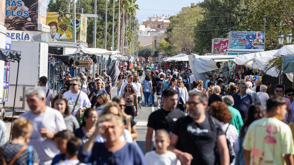 Cientos de romeros en los puestos de Santa Faz, este viernes.