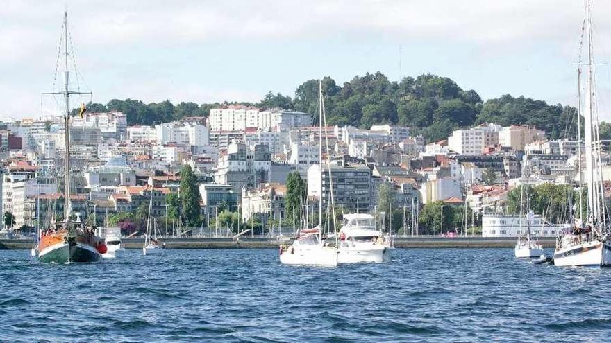 Parada naval en Vigo, antes de fondear en la Isla de San Simón. // Fdv