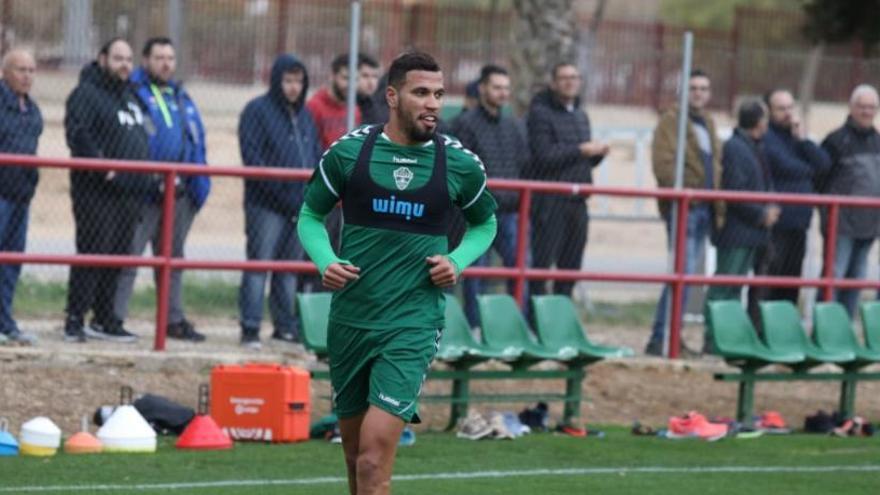 Jonathas, en el entrenamiento de este miércoles, con numerosos seguidores en la valla siguiendo la sesión