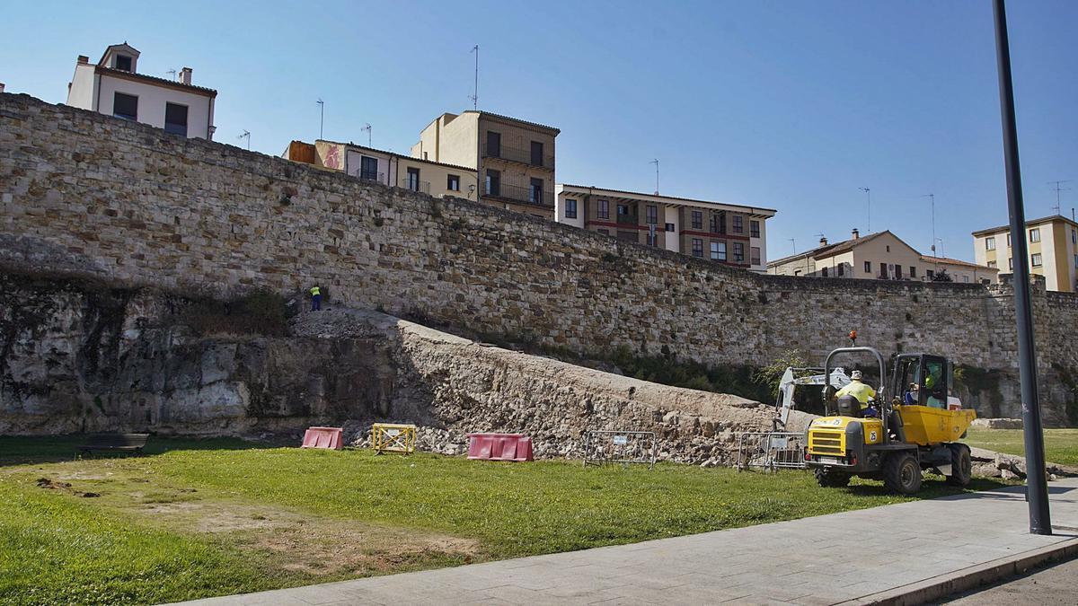 Limpieza del colector de la avenida de la Feria que ha dejado al descubierto la bóveda de ladrillo sobre la que se pronunciará Patrimonio. | Jose Luis Fernández