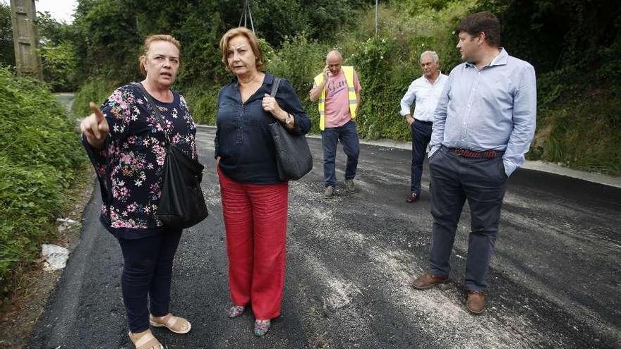 Isabel Sánchez conversa con Monteserín ante Fernando Alonso y trabajadores de Pavitek, ayer, en Gaxín.