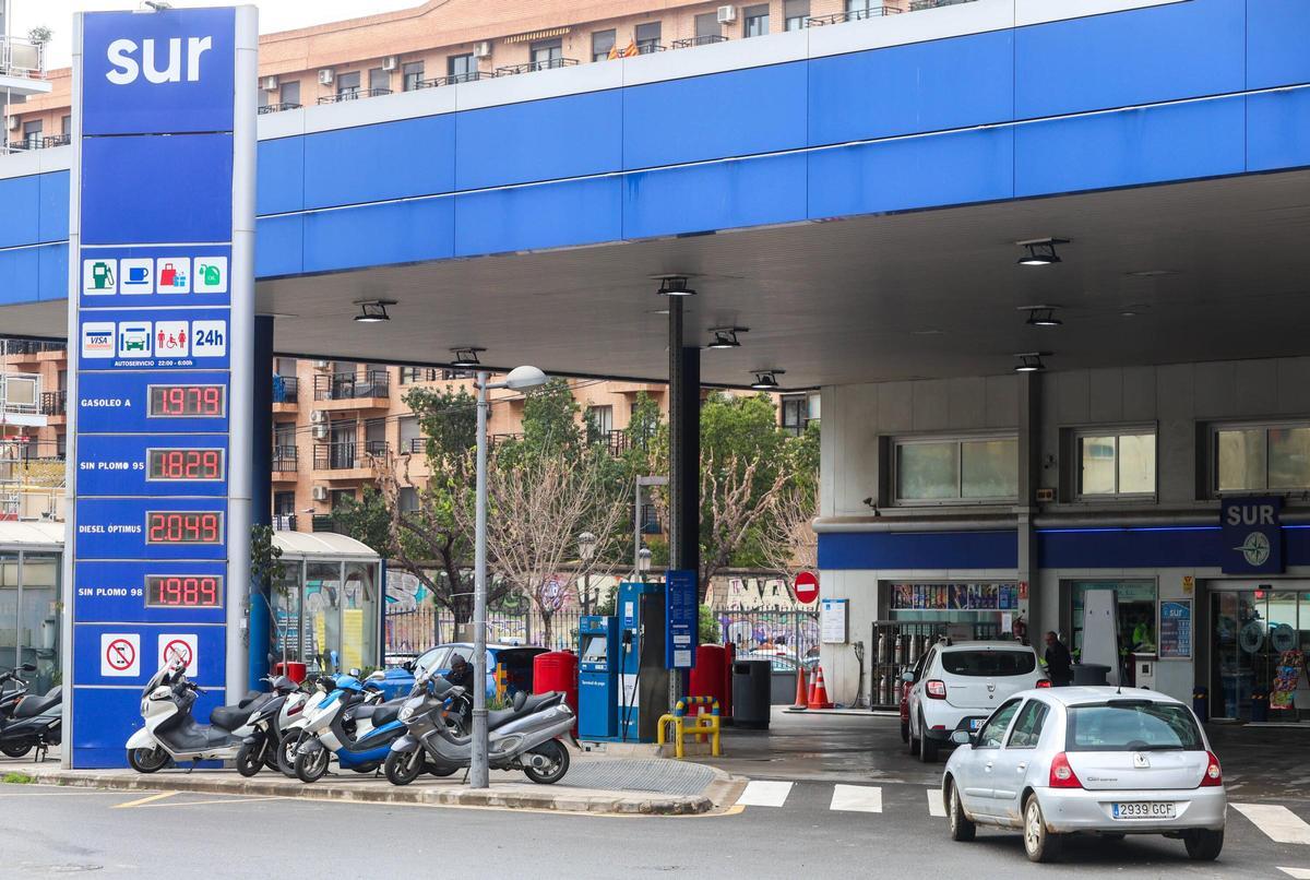 Gasolinera de València, en una imagen de este sábado, sin aplicar recortes en los precios.
