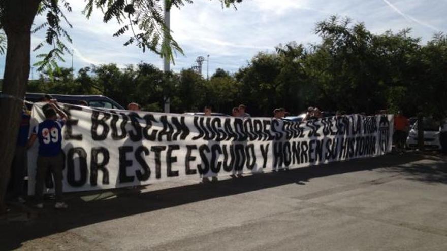 La pancarta desplegada en Paterna