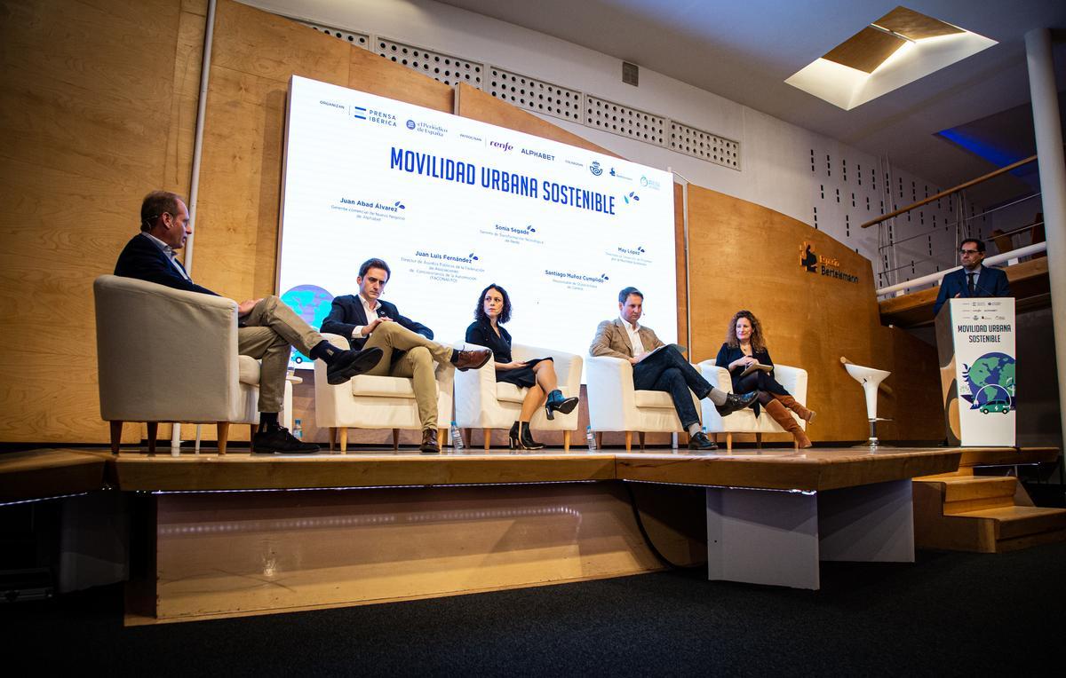 Los ponentes, durante el Foro de expertos sobre movilidad urbana sostenible.