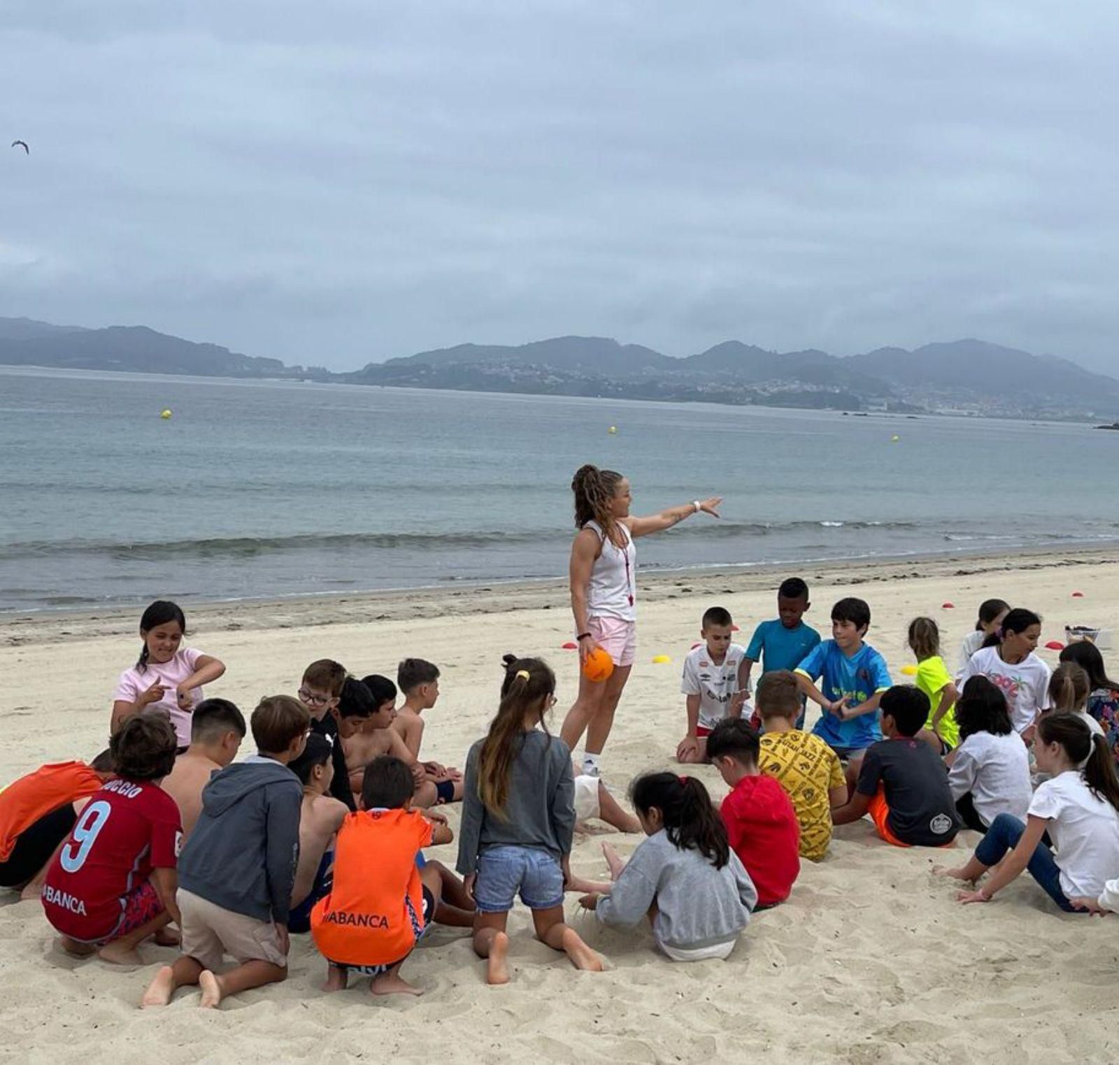 Alumnos de Domaio en la playa de Samil. | FdV