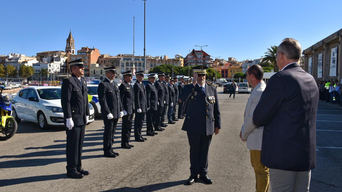 L’inspector de la Policia Local de Palamós saludant a l’alcalde i el regidor, davant la formació d’agents.