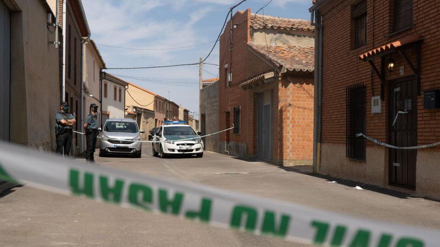 La Guardia Civil frente frente a la casa de la mujer acuchillada. | Jose Luis Fernández (Archivo)