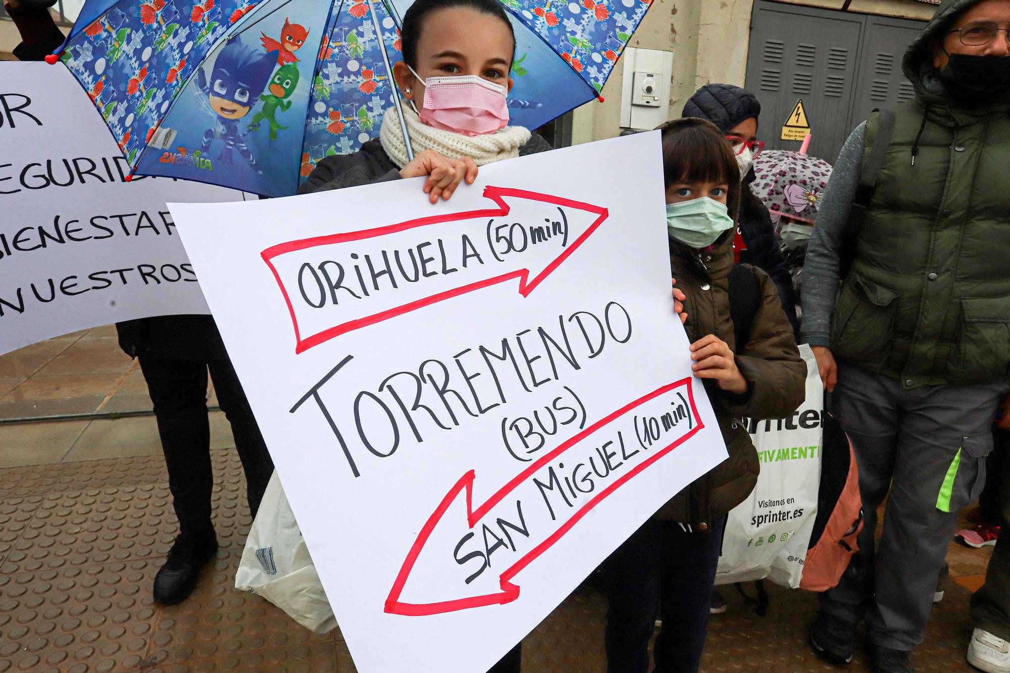 Los padres y madres de Torremendo (Orihuela) reclaman transporte escolar para los alumnos matriculados en el IES Los Alcores (San Miguel de Salinas)