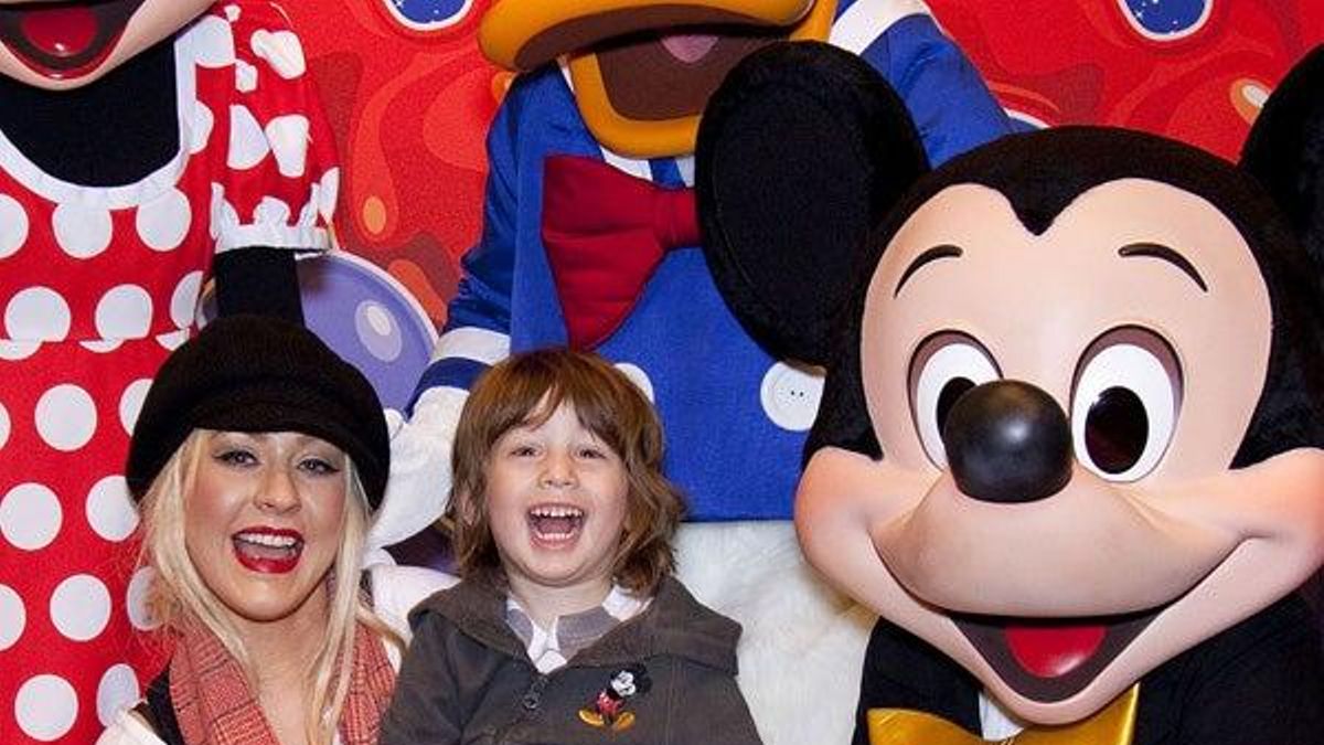 Christina Aguilera en Disneyland con su hijo