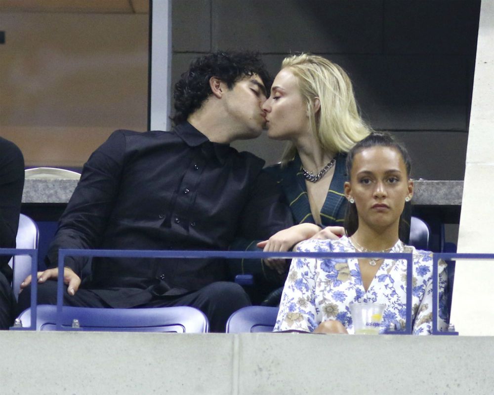 Joe Jonas y Sophie Turner se besan durante un partido de tenis