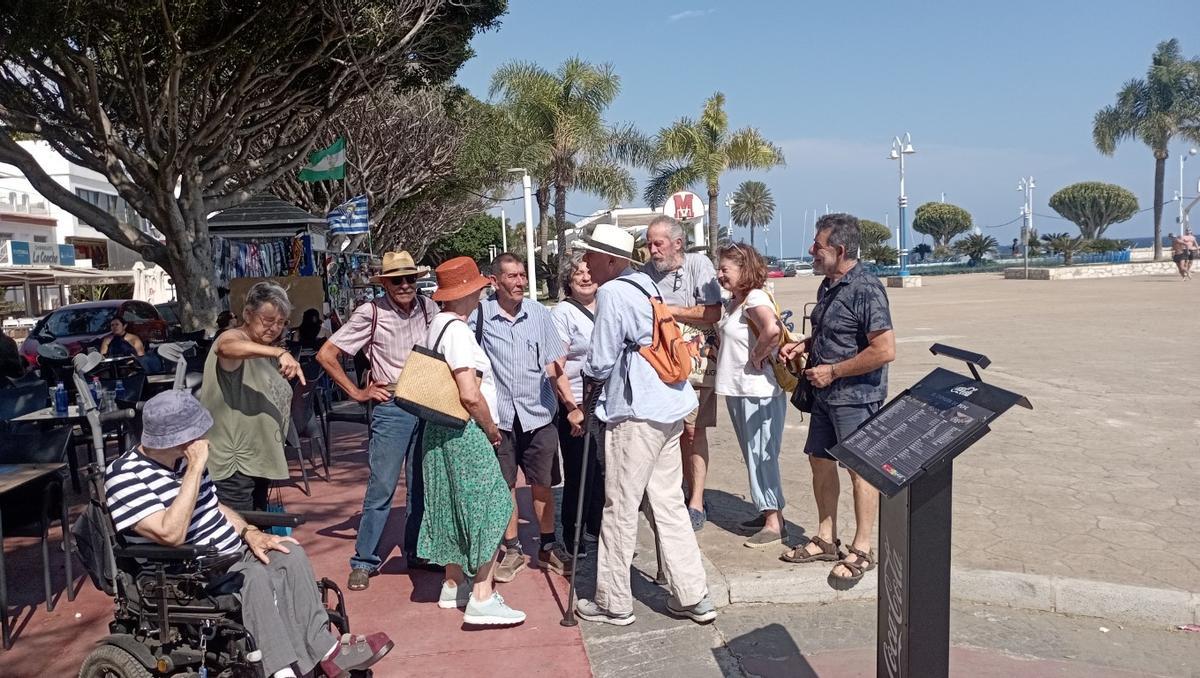 Representantes de Málaga para Vivir, ayer, en el paseo marítimo de El Palo.