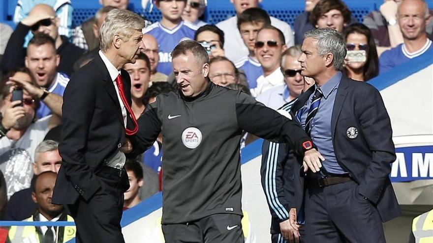 La rivalidad entre Wenger y Mourinho pasa a los empujones
