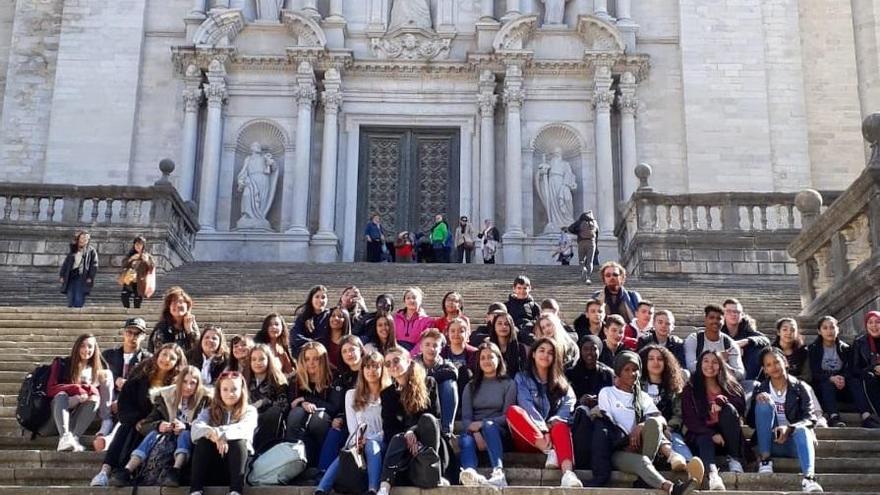 L&#039;alumnat que ha participat en la intercanvi, durant una visita a la catedral de Girona