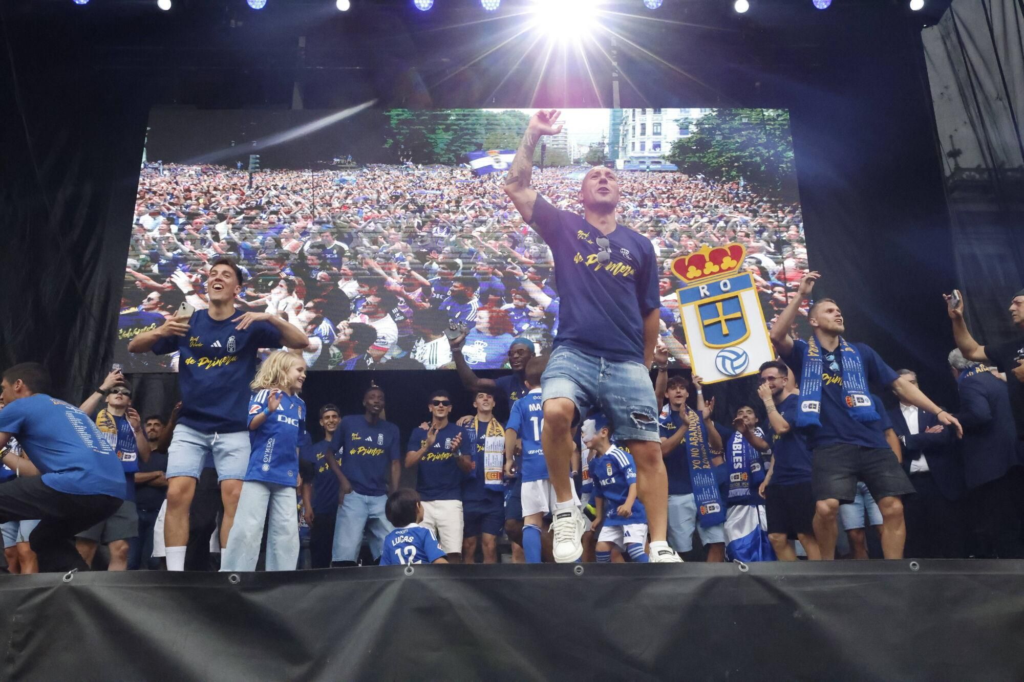 Locura azul en las calles de Oviedo para celebrar el ascenso del equipo a Primera División