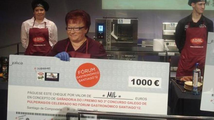 La pulpeira Palmira Acuña recoge su titulo de Mejor Pulpeira de Galicia en el concurso del Forum Gastronomico celebrado en Santiago de Compostela.