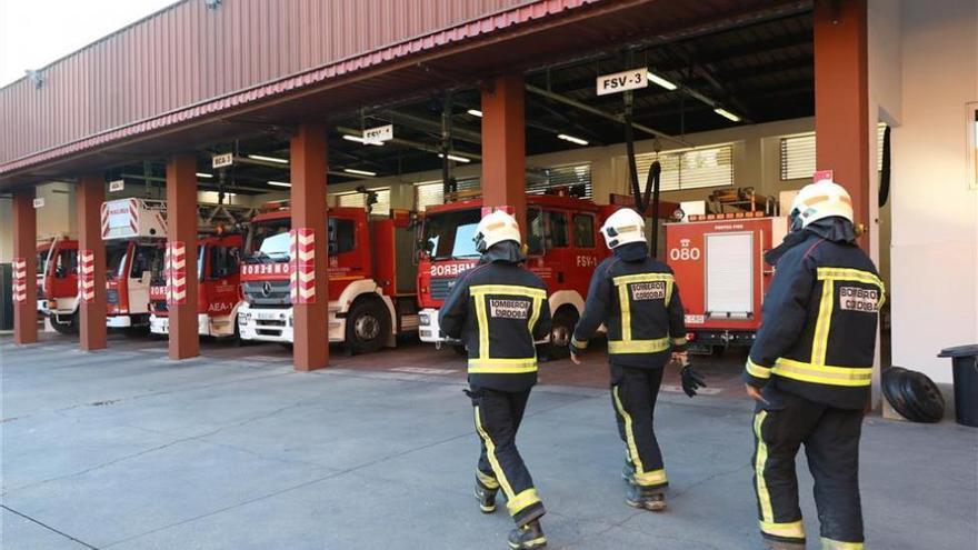 Los bomberos rescatan a una familia en Trassierra atrapada en una orilla del Guadiato