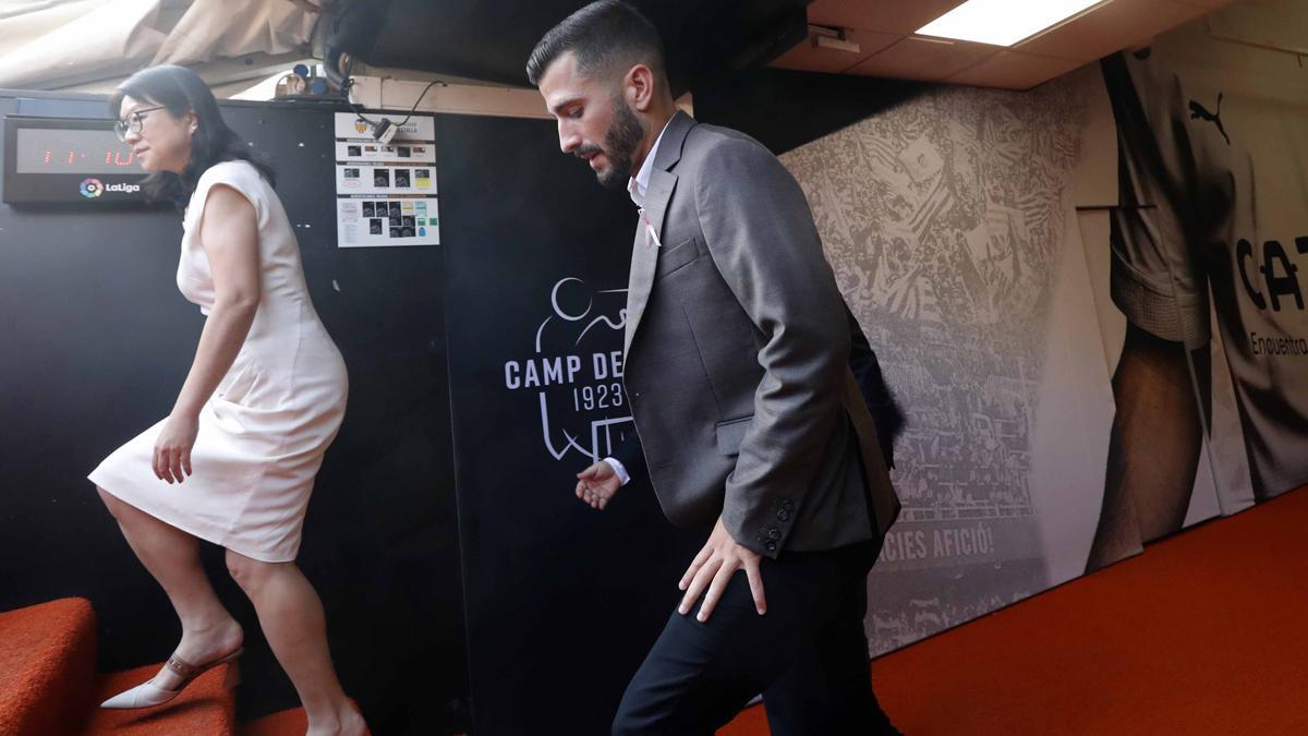 Layhoon y Gayà, subiendo las escaleras de Mestalla