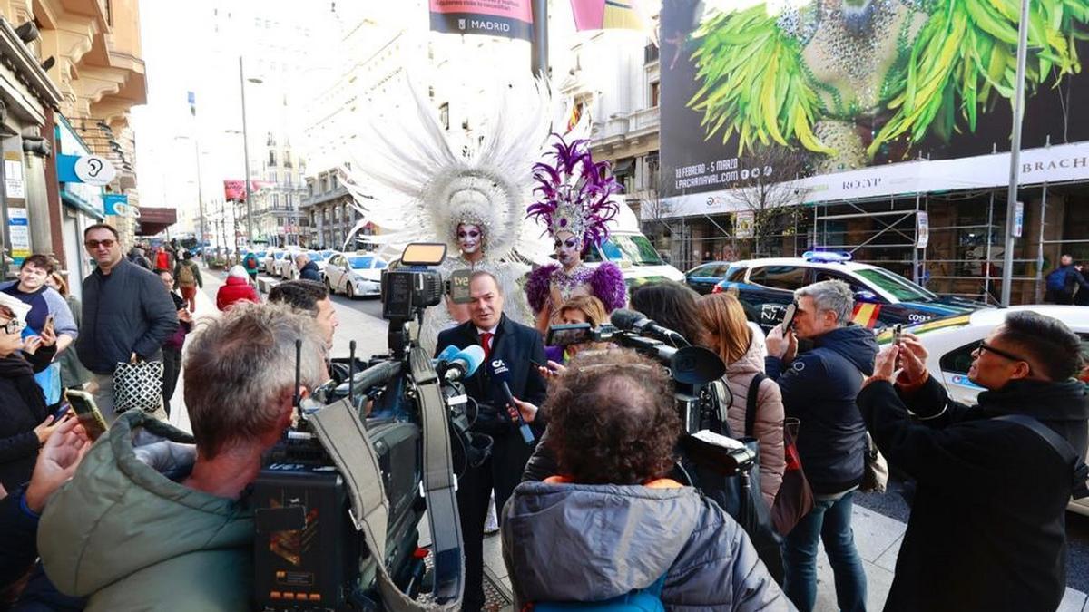 Imagen de la lona dedicada a la Gala Drag Queen del Carnaval de Las Palmas de Gran Canaria en la Gran Vía de Madrid.