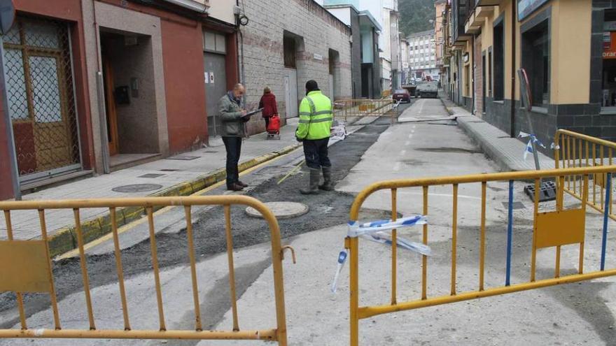 Personal de obra trabajando en la calle Nicanor del Campo.