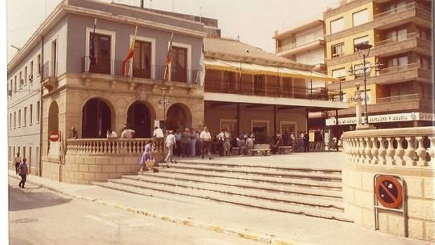 Imagen de los años 80 en la que se ve el antiguo Ayuntamiento, la escalinata y la balaustrada. pilar cortés