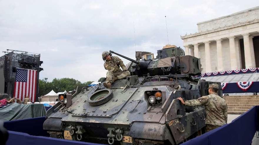 El presidente militariza el Día de la Independencia - Los tanques -en la foto- ocuparon ayer el centro de Washington, en el marco de la gran producción escénica del presidente de EE UU, Donald Trump, que quiso convertir el Día de la Independencia en una gran celebración militarista que atrajo a la capital tanto a sus simpatizantes como a sus detractores, incluido el ya famoso globo del &quot;bebé Trump&quot;. Con motivo de la celebración, el magnate tenía previsto ofrecer un discurso ante el Monumento a Lincoln del que anoche, al cierre de esta edición, no se había informado.