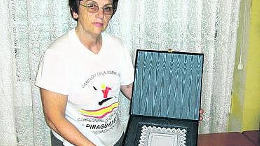 Eulalia Bouzón, con una muestra de malla, en una imagen de archivo.