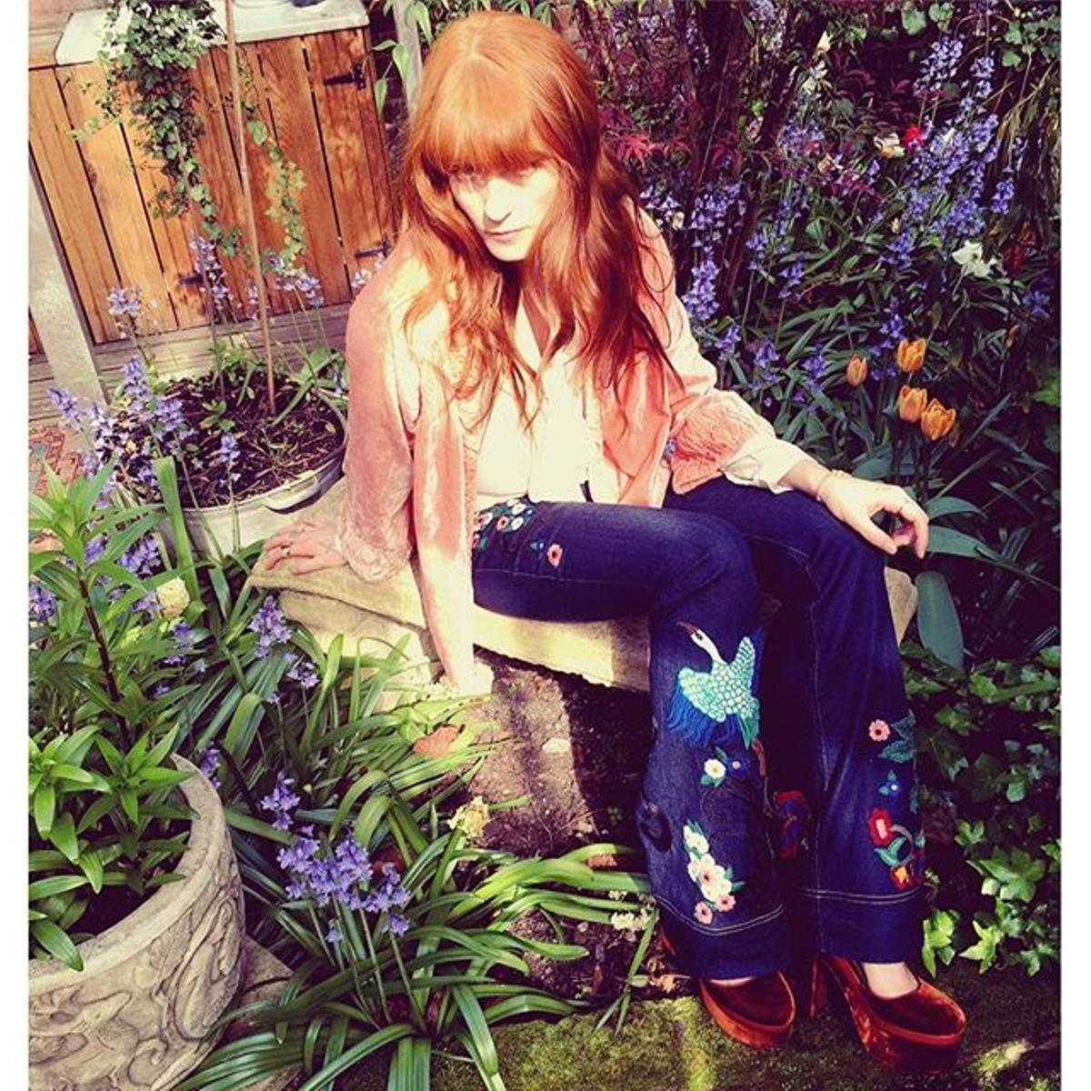 Los (otros) jeans bordados de Florence Welch