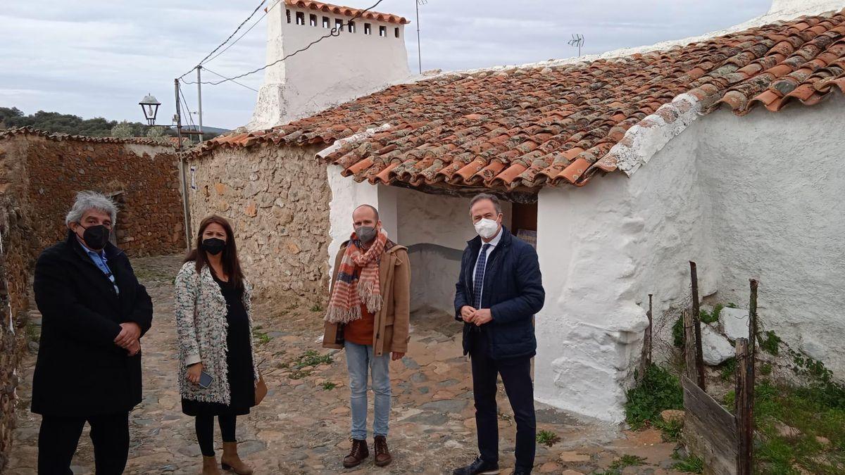 Visita del delegado de Turismo y la alcaldesa a la aldea mellariense de Cañada del Gamo, en una imagen de archivo.