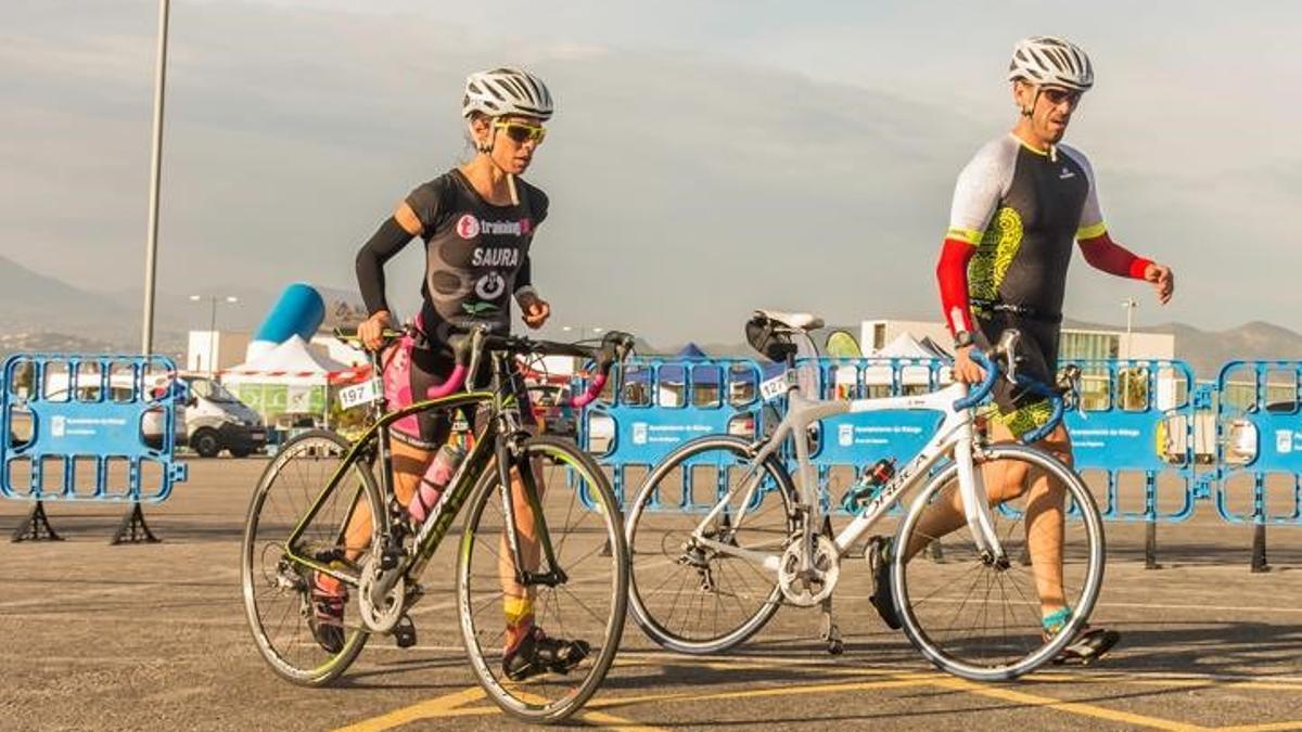 Dos participantes de la última edición del duatlón de Málaga.