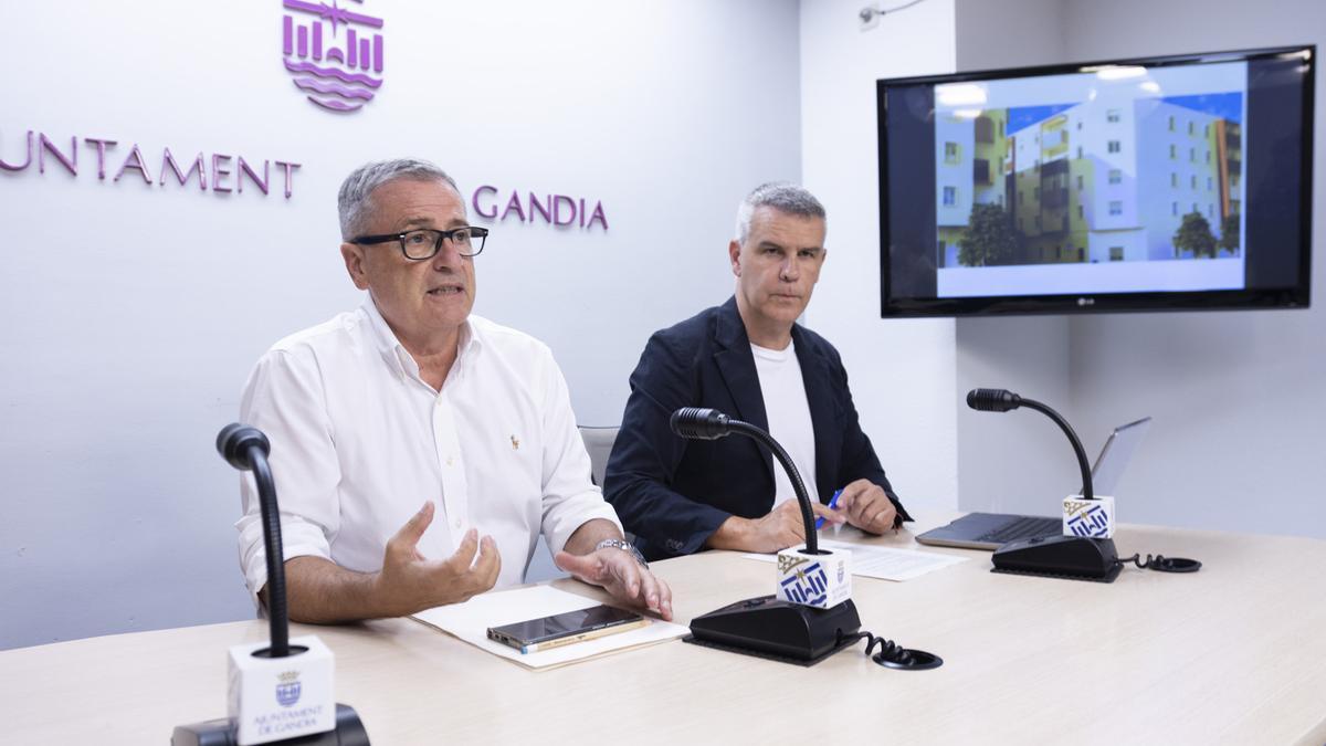 Salvador Gregori y Jorge Hervàs, ayer al explicar la licitación para las obras en los bloques de la calle Safor.