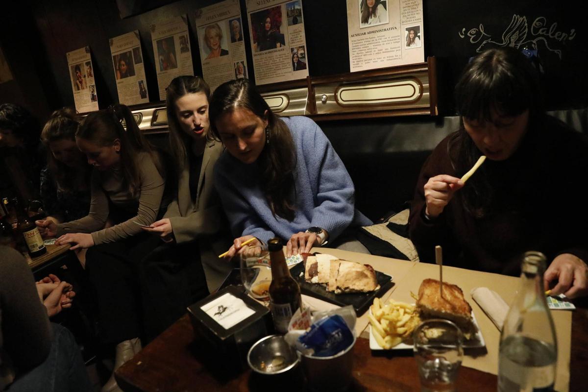 EN IMÁGENES: Las Comadres de Avilés sacan la fiesta a la calle