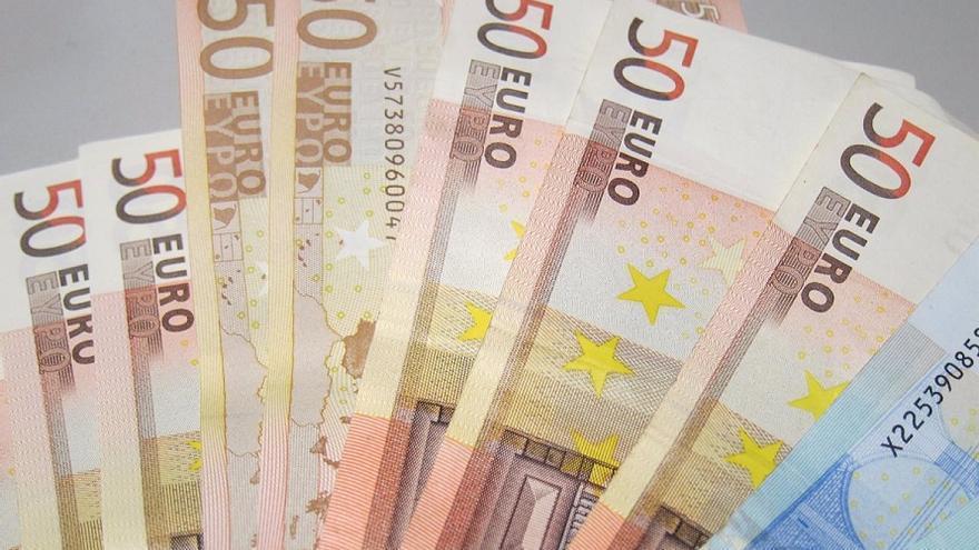 A fine of up to 2,500 euros for paying these amounts in cash