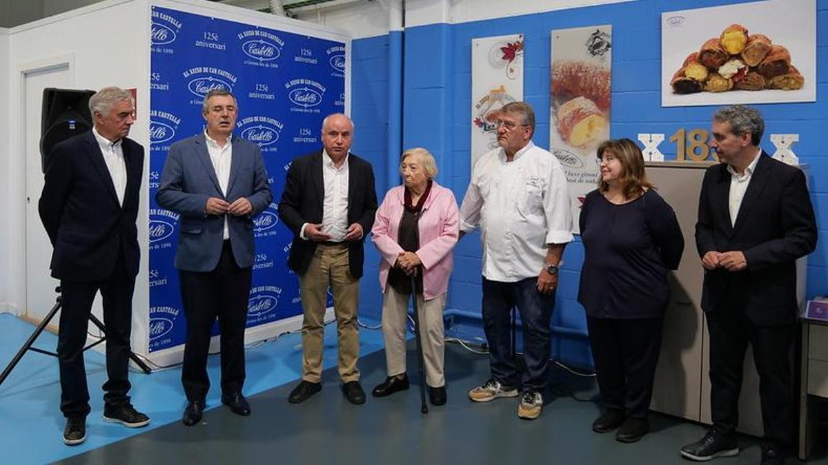 Representants d’El xuixo de Can Castelló i de les institucions entregant el reconeixement d’establiment històric.