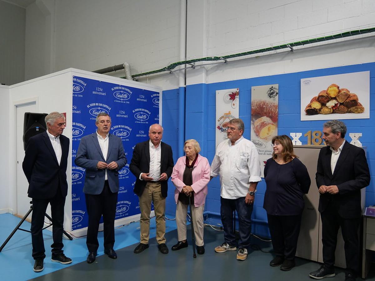 Representants d’El xuixo de Can Castelló i de les institucions entregant el reconeixement d’establiment històric.