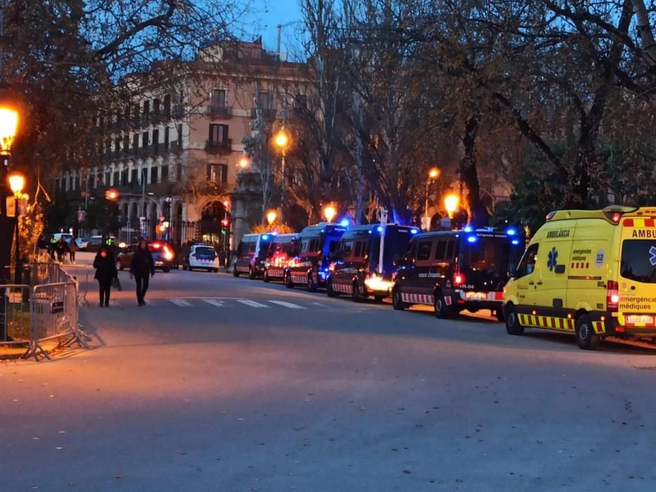 Els consellers a la presó arriben al Parlament.