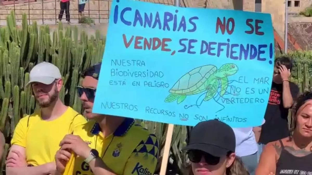 Miles de personas toman las calles en Canarias para pedir un turismo sostenible