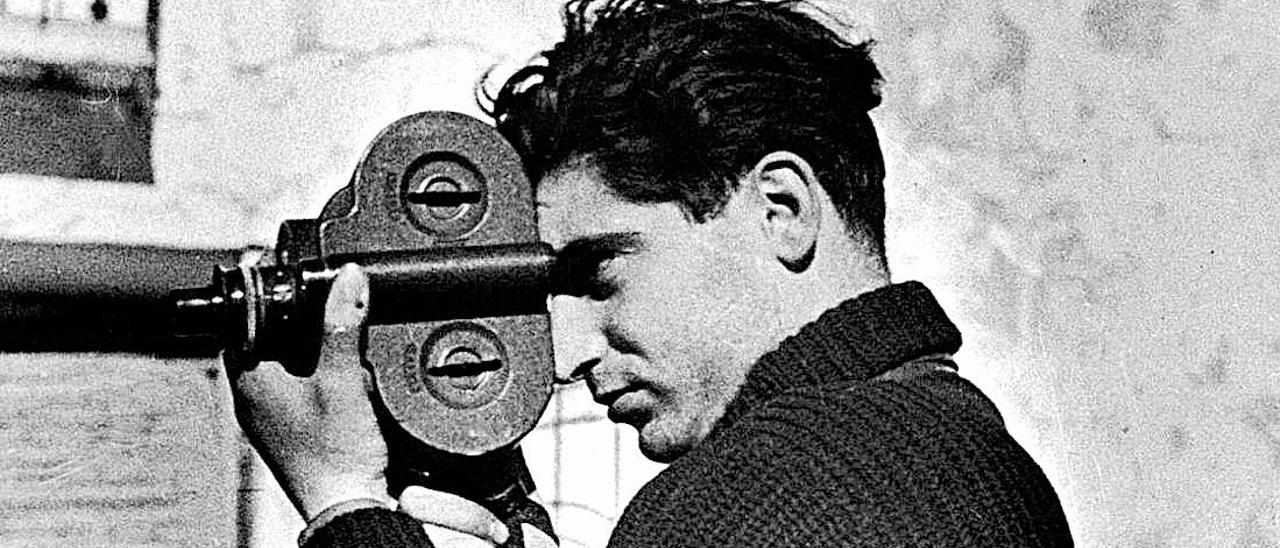 El célebre reportero Robert Capa, grabado con una cámara de cine en España.