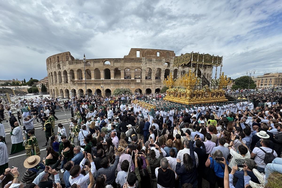 El trono de la Virgen de la Esperanza de Málaga pasa junto al Coliseo de Roma.