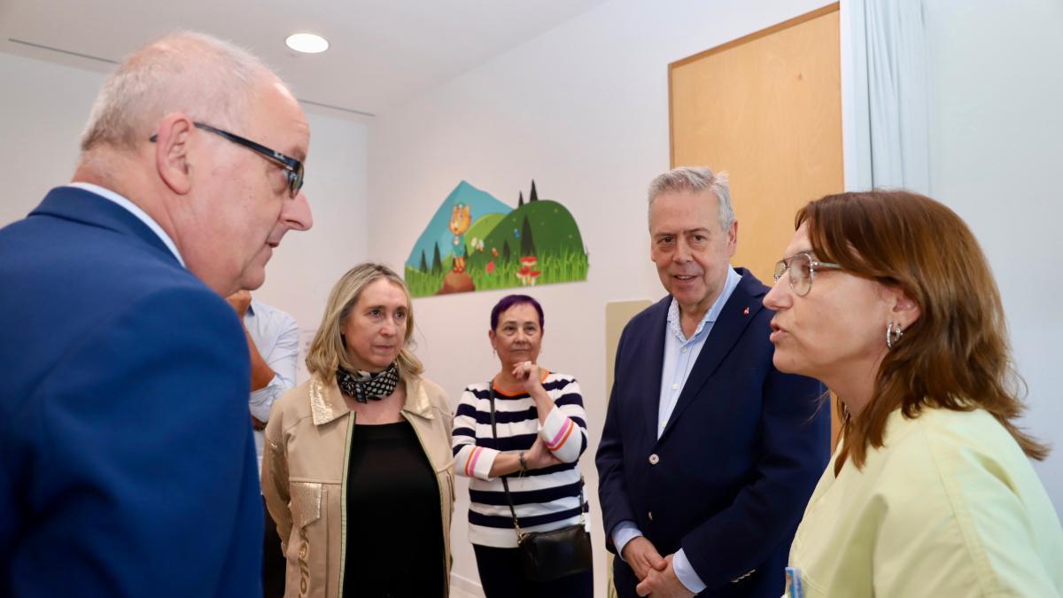 El conselleiro de Sanidade, segundo por la derecha, en la visita a la humanización de Pediatría en A Estrada