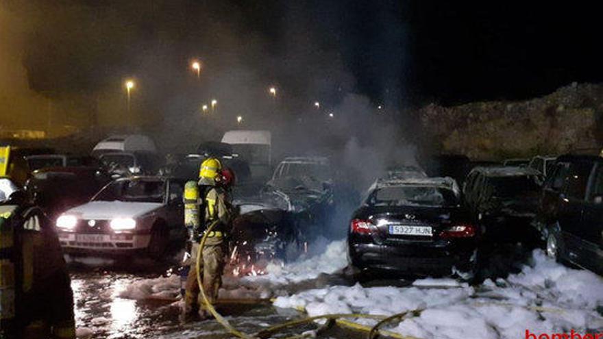 Els Bombers treballant en el lloc dels fets.