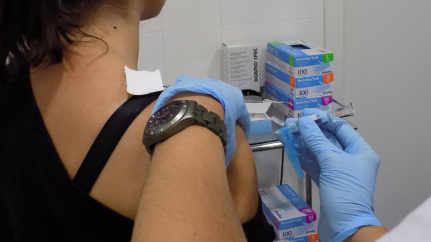 Una pacient rep la vacuna al CAP Bages