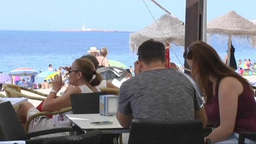 El levante arruina la economía estival en las playas de Cádiz