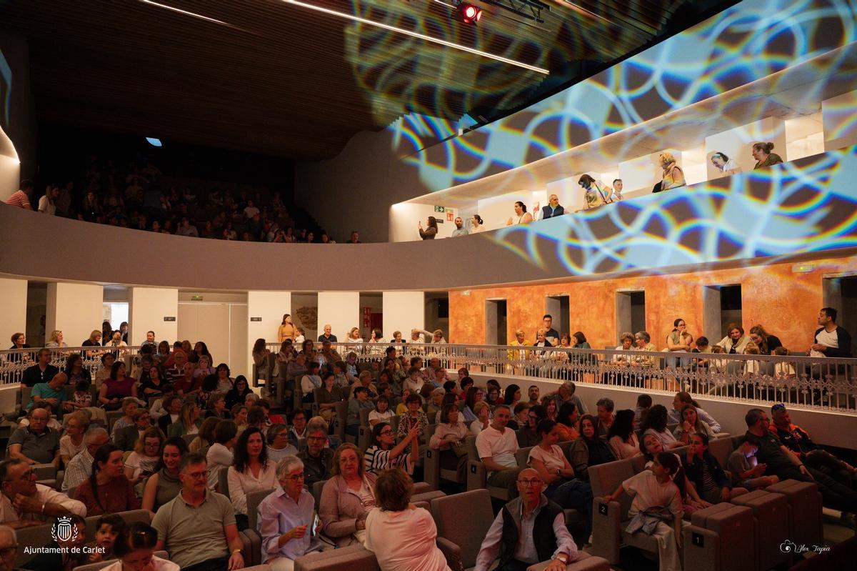 El público ha llenado este martes el restaurado Teatro El Siglo de Carlet en la primera jornada de puertas abiertas.