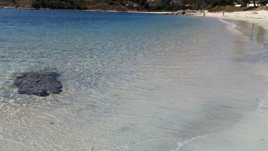 Aguas cristalinas en la playa de Santa Marta, en Cangas. // Santos Álvarez