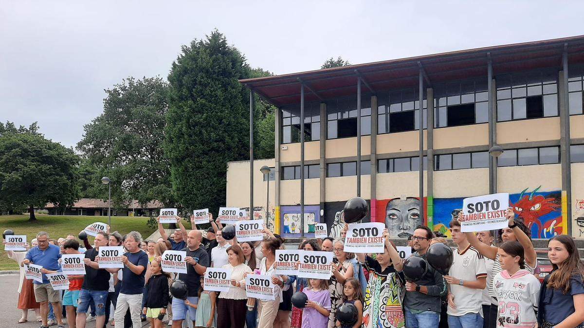Los asistentes a la manifestación en Soto de Llanera