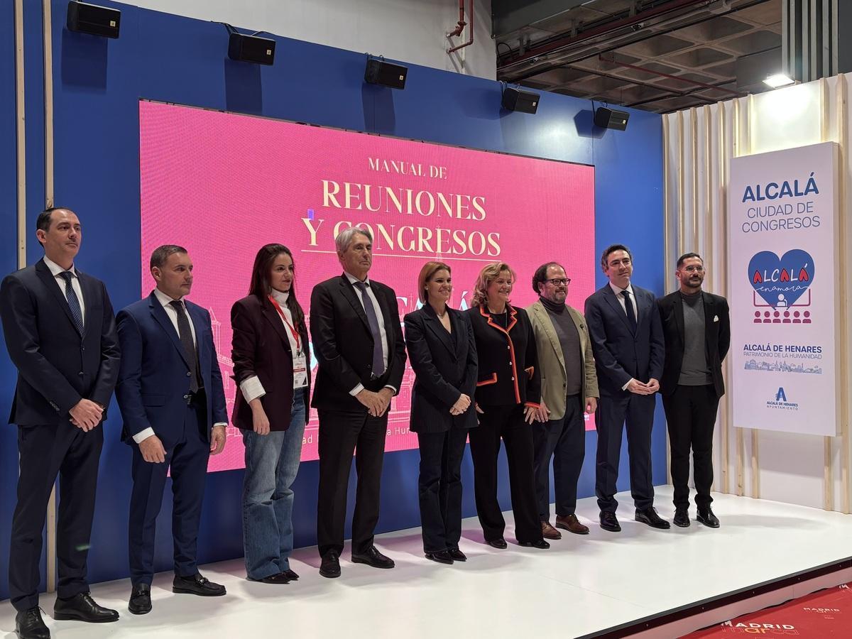 Diferentes representantes de Alcalá de Henares con la alcaldesa, Judith Piquet, a la cabeza