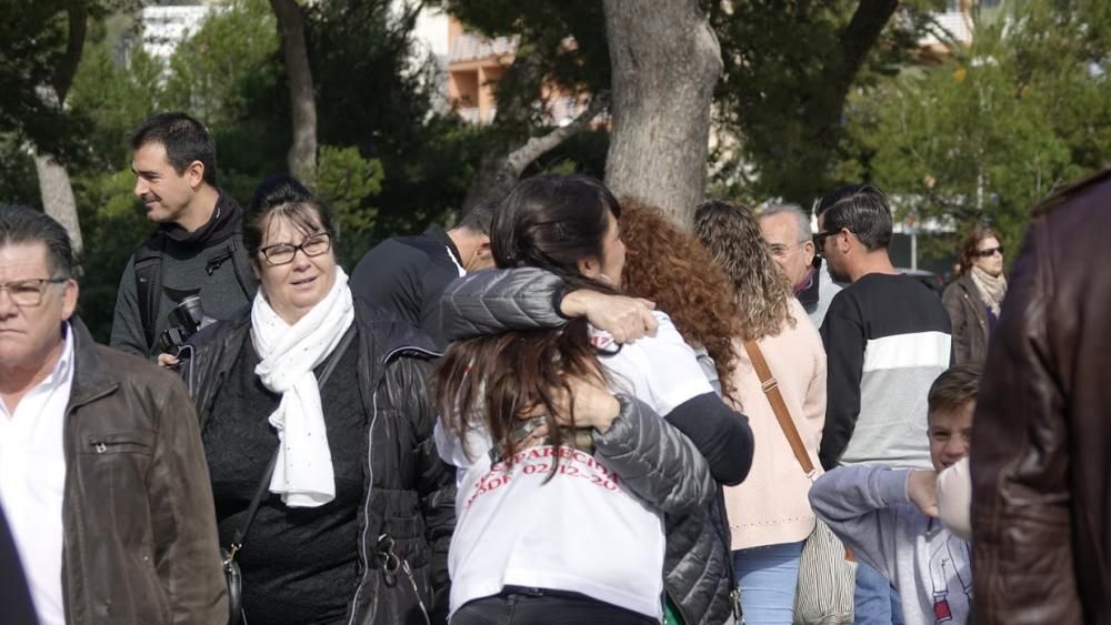 Unas 200 personas se han concentrado en la Pinada de Santa Ponça para recordar a la joven desaparecida en Mallorca hace más de cinco años