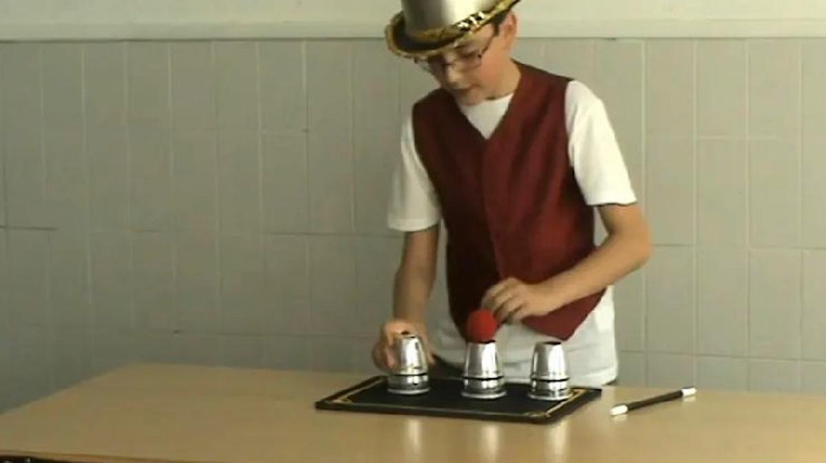 Nacho Samena con 8 años realizando un truco de magia.