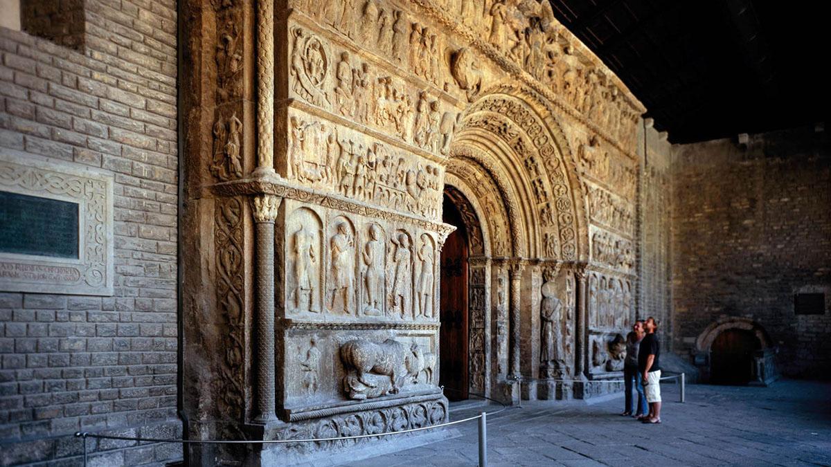 La monumental portalada del Monasterio de Santa Maria de Ripoll, conocida como la “Biblia de piedra”, es una de las grandes obras maestras del románico europeo.